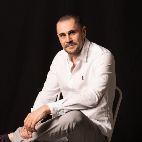Pierrick Peltier, énergéticien et hypnothérapeute près d’Angers, assis en chemise blanche